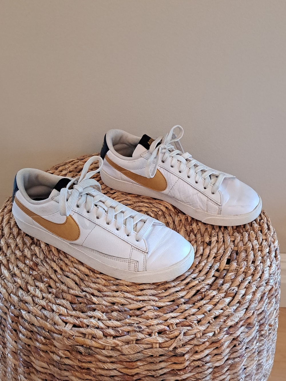 Nike Womens Blazer Preppy/Athleisure White Leather Low Sneakers Gold Swoosh 7